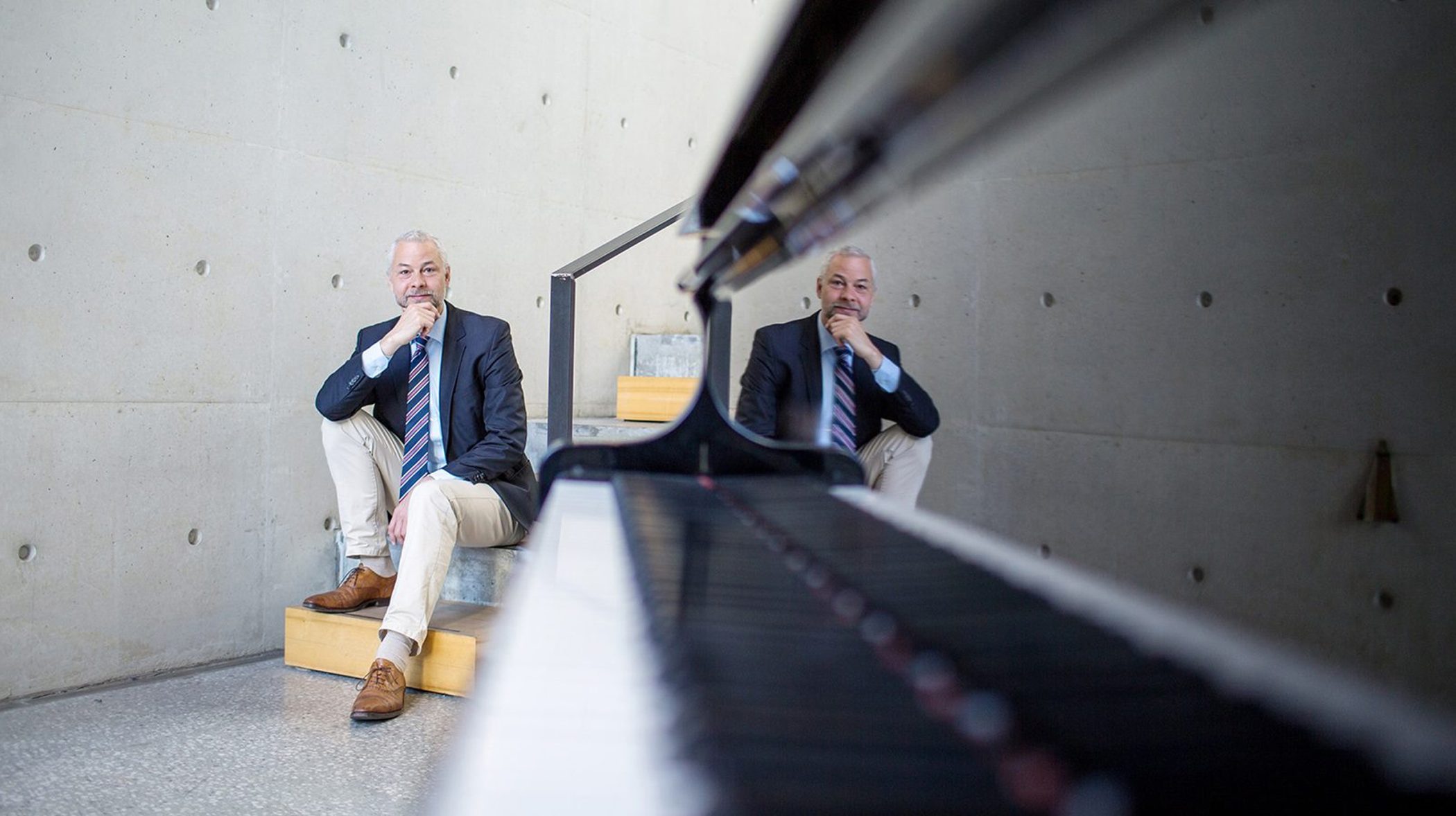 Stefan Koelsch sitter ved et piano.